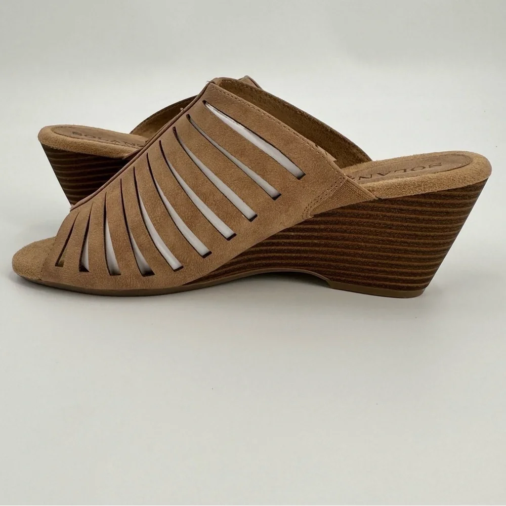 SOLANZ Paige NWOB Women’s Open Toe Tan Faux Suede Slip On Wedges Size 7.5M